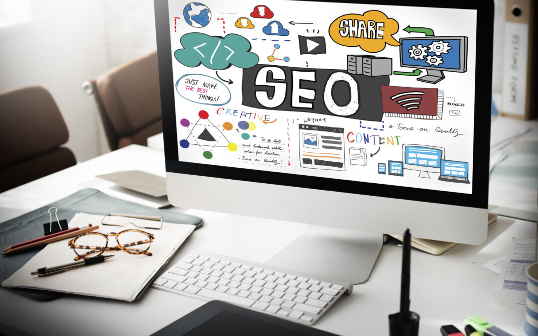 Écran d’ordinateur affichant une stratégie de référencement SEO, sur un bureau de travail en agence digitale